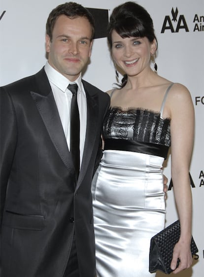 El actor británico Jonny Lee Miller, conocido por su interpretación en la película 'Trainspotting' pero también por haber sido el primer marido de la también actriz Angelina Jolie, fue papá por primera vez el pasado miércoles. Su novia, la modelo Michele Hicks, con la que aparece en esta imagen tomada el pasado mes de febrero, dio a luz en Los Ángeles a un niño que ha pesado unos cuatro kilos y que se llamará Buster Timothy Miller.