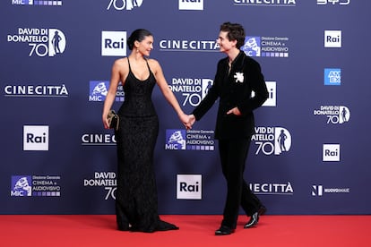 La empresaria y estrella de 'Las Kardashian' Kylie Jenner y el actor Timothée Chalamet, que comenzaron a salir en 2023, no hicieron su primer posado oficial como pareja hasta la alfombra roja de la 70ª edición de los premios David Di Donatello, celebrados en Roma en mayo de 2025. 