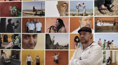 El fotógrafo Daniel Mordzinski posa durante su exposición en Hay Festival.
