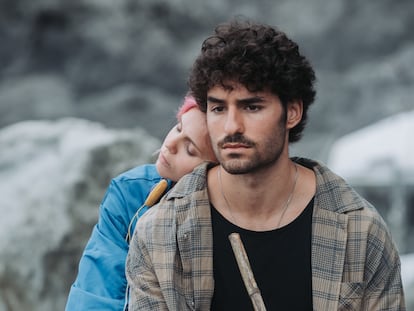Los actores Helena Caldeira y José Condessa, en un episodio de 'Rabo de Peixe', la serie de Netflix.