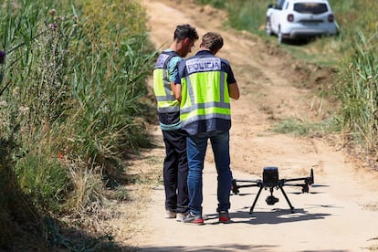 Dos agentes operan con un dron en la zona del búsqueda del cuerpo de Heidi Paz, este miércoles.