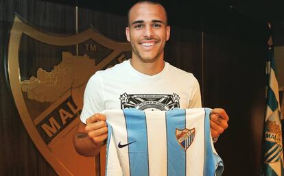 Sandro posa con la camiseta del M&aacute;laga. 