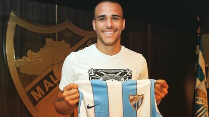 Sandro posa con la camiseta del Málaga.