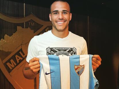 Sandro posa con la camiseta del M&aacute;laga. 