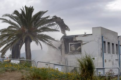 La antigua casa de baños de Castellón ha sido parcialmente derribada esta mañana tras expirar la concesión de Costas.