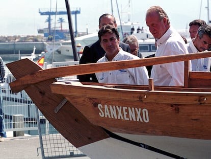 El rey Juan Carlos, junto a su amigo, el regatista Pedro Campos, durante su primera visita al Club Náutico de Sanxenxo, en septiembre de 2000.