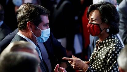 El presidente de la CEOE, Antonio Garamendi, conversa con la presidenta del Banco Santander, Ana Patricia Botín.