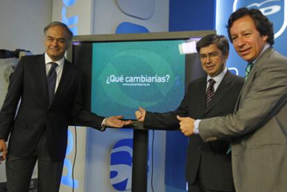 González Pons, Tomé y Floriano, durante la presentación de una página web del PP.