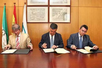 José María Bueno Lidón, José Antonio Viera y Luis Navarrate en la firma ayer de un acuerdo.