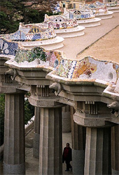 Ochenta y seis columnas dóricas sostienen una plaza de perfil serpenteante.