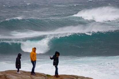 Tres personas este miércoles en la costa de Muxía (A Coruña).