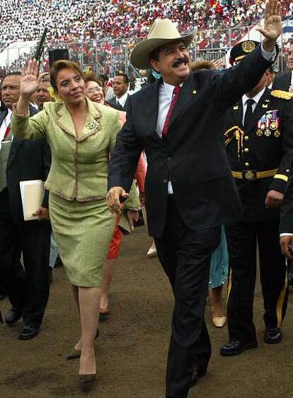Xiomara Castro de Zelaya, en esta foto tomada en enero de 2006, junto a su marido Manuel Zelaya