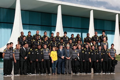 El presidente de Brasil despide a la <i>Canarinha</i> antes de su viaje a Sudáfrica. La brasileña será la primera favorita en llegar al continente africano, con Kaká como líder del equipo.