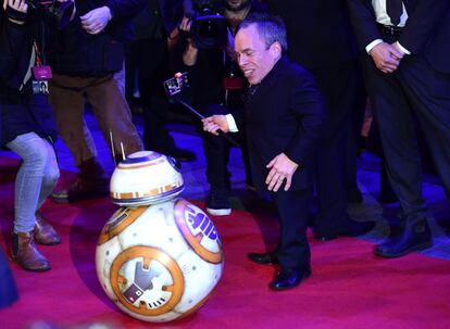 El actor británico Warwick Davies se hace un selfie con BB-8 durante el estreno europeo de "El despertar de la fuerza" en Londres.