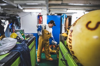 Tras unos días en alta mar, los trabajadores del 'Nosa Madre Rosaura', tienen que prepara el buque para la siguiente salida. 