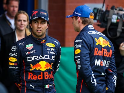 Los pilotos de Red Bull, Sergio Pérez y Max Verstappen, durante el GP de Bélgica de esta temporada.