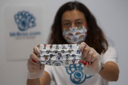 La web gallega MrBroc.com ha impulsado una campaña solidaria de 'crowfunding' dirigida a producción y donación de mascarillas, sobre todo para niños. Esperan poder entregar 1.500 en farmacias de toda España la semana que viene.