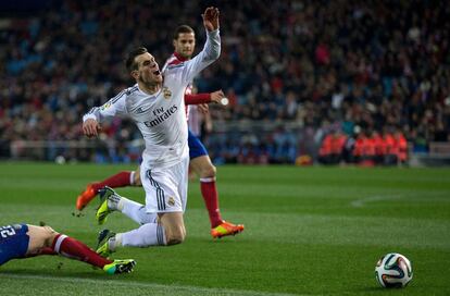 Insua comete penalti sobre Bale.