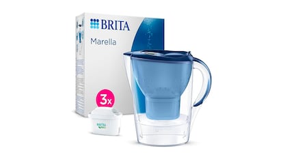 Jarra de agua Bitra sobre fondo blanco.