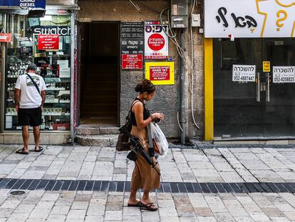 Una joven armada paseaba cerca de la calle Jaffa, en Jerusalén, el viernes.