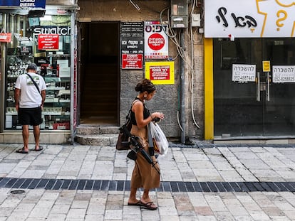 Una joven armada paseaba cerca de la calle Jaffa, en Jerusalén, el viernes.