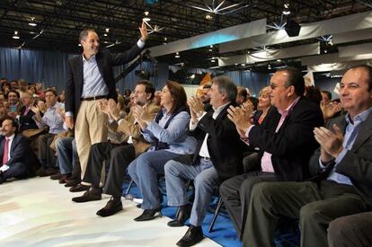 Álvaro Pérez (sentado a la izquierda), junto Camps, Rajoy, Adela Pedrosa, Alfonso Rus y Carlos Fabra en un mitin en Paterna en 2007.