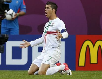Cristiano Ronaldo se queja al &aacute;rbitro tras recibir una entrada del rival.
