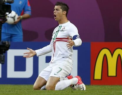 Cristiano Ronaldo se queja al árbitro tras recibir una entrada del rival.