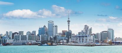 El 'skyline' al mediodía de la ciudad de Auckland, una de las más importantes de 
la isla Norte, en Nueva Zelanda.