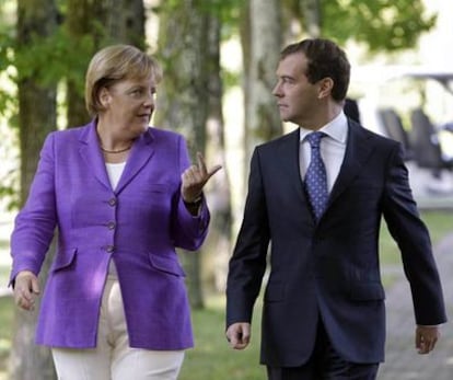 El presidente ruso, Dmitri Medvédev, y la canciller alemana, Angela Merkel, a su llegada a una rueda de prensa durante un encuentro informal en la residencia presidencial de Bocharov Ruchei en el complejo del Mar Negro de Sochi