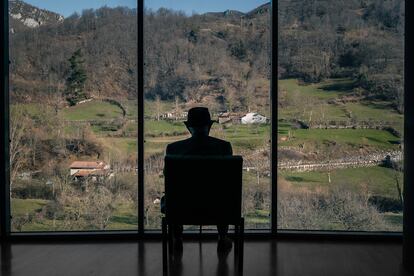 Manuel Cadenas, de 98 años, sentado frente a la montaña de Felechosa en la Residencia de Mayores del Montepío de la Minería Asturiana.
