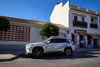 Un coche de la Policia Local de Albolote, aparcado este martes frente a la comisaría del municipio.