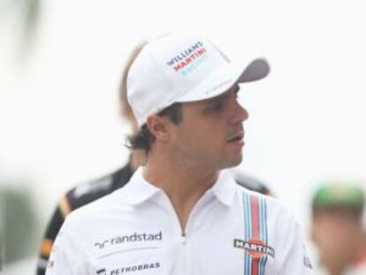 Felipe Massa paseando por el 'paddock'.