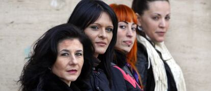 Cuatro de las mujeres que denuncian problemas con sus prótesis mamarias. De izauierda a derecha: Emy, Eva, Pilar y Arancha.