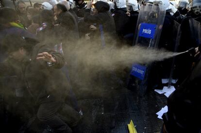 Enfrentamientos entre la policía turca y manifestantes que protestaban, ante la embajada francesa, en el aniversario del asesinato de tres mujeres turcas en Paris.