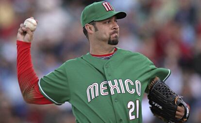 Esteban Loaiza lanzando para M&eacute;xico en 2006.