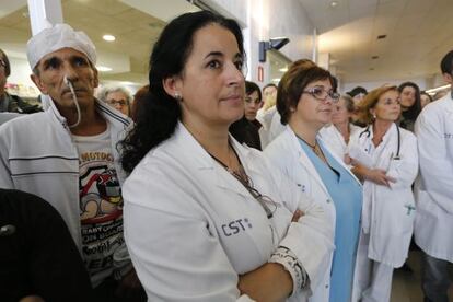 Sanitarios protestan en Terrassa ante los recortes en la concertada.