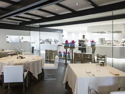 Comedor y cocina vista del restaurante Dani García, inaugurado el 15 de abril en el hotel Puente Romano de Marbella (Málaga).