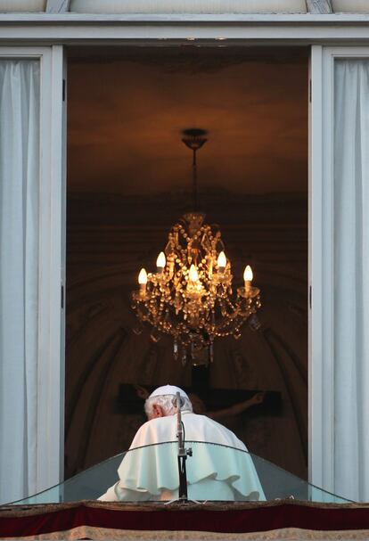 Benedicto XVI tras termina su último mensaje como el jefe de la Iglesia Católica, desde el balcón del Palacio Apostólico de Castel Gandolfo.