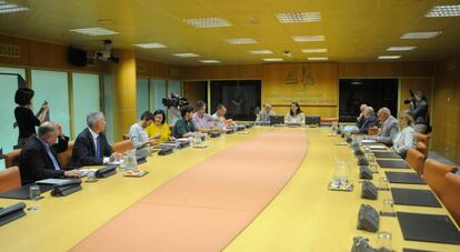 Los miembros de la Ponencia de Autogobierno un minuto antes de comenzar la reunión a puerta cerrada.