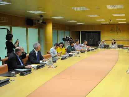 Los miembros de la Ponencia de Autogobierno un minuto antes de comenzar la reunión a puerta cerrada.