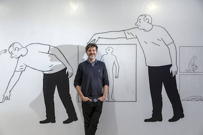 Paco Roca, entre sus obras de 'El dibujado' en el IVAM.