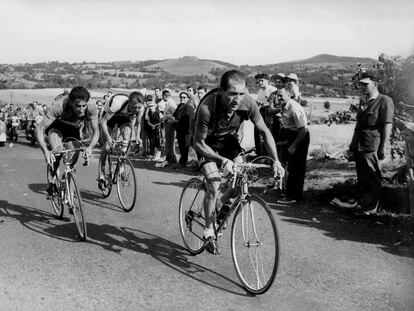 Una imagen del Tour de Francia de 1952 en el que aparece Gino Bartali en el centro, a su izquierda Raphael Geminiani y a su derecha Jean Nolten.