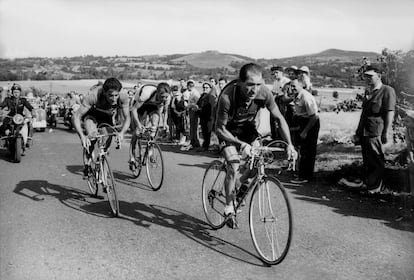 Una imagen del Tour de Francia de 1952 en el que aparece Gino Bartali en el centro, a su izquierda Raphael Geminiani y a su derecha Jean Nolten.