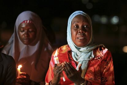 Activistas de  '#Bring Back Our Girls' rezan durante la vigilia por la víctimas de ébola.