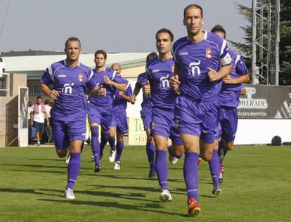 Jugadores del Alcalá saltan ayer al césped del Cerro del Espino antes de enfrentarse al Atlético de Madrid B, donde empataron a uno.