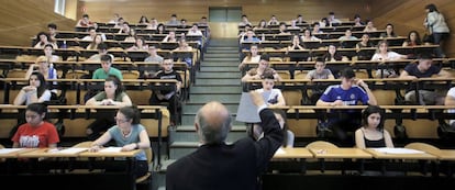 Profesor repartiendo un examen.