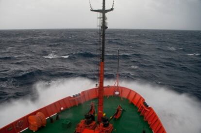 La próa del buque oceanográfico <i> navegando por el océano Atlántico en la campaña Malaspina.</i>