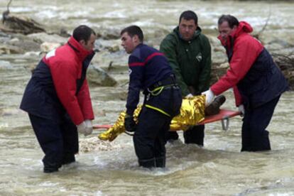 Los bomberos rescatan el cadáver de la profesora arrastrado por el río Cinctorres en Castellón.