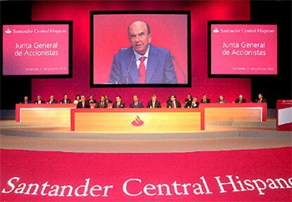 Emilio Botín se dirige a los accionistas durante la junta, celebrada en el Palacio de Festivales de Santander.
/ EFE